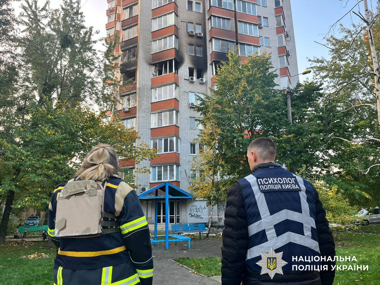 Обгорілі висотки. Який вигляд мають багатоповерхівки в Києві після прильотів (фото)